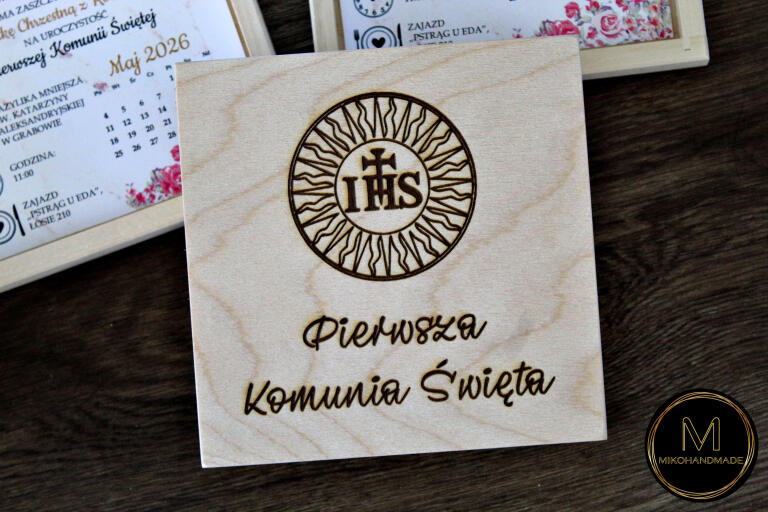 Personalizowane zaproszenie komunijne dla dziewczynki – drewniane pudełko ze zdjęciem dziecka i kalendarzem (3)