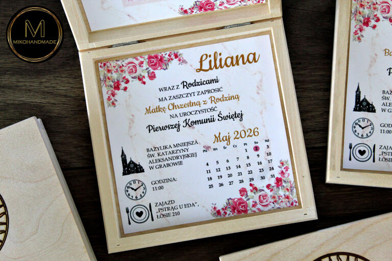 Personalizowane zaproszenie komunijne dla dziewczynki – drewniane pudełko ze zdjęciem dziecka i kalendarzem (4)