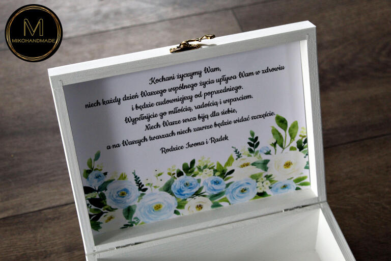 Personalizowana skrzynka na pamiątkę ślubu – prezent dla Młodej Pary - biało błękitne kwiaty (4)