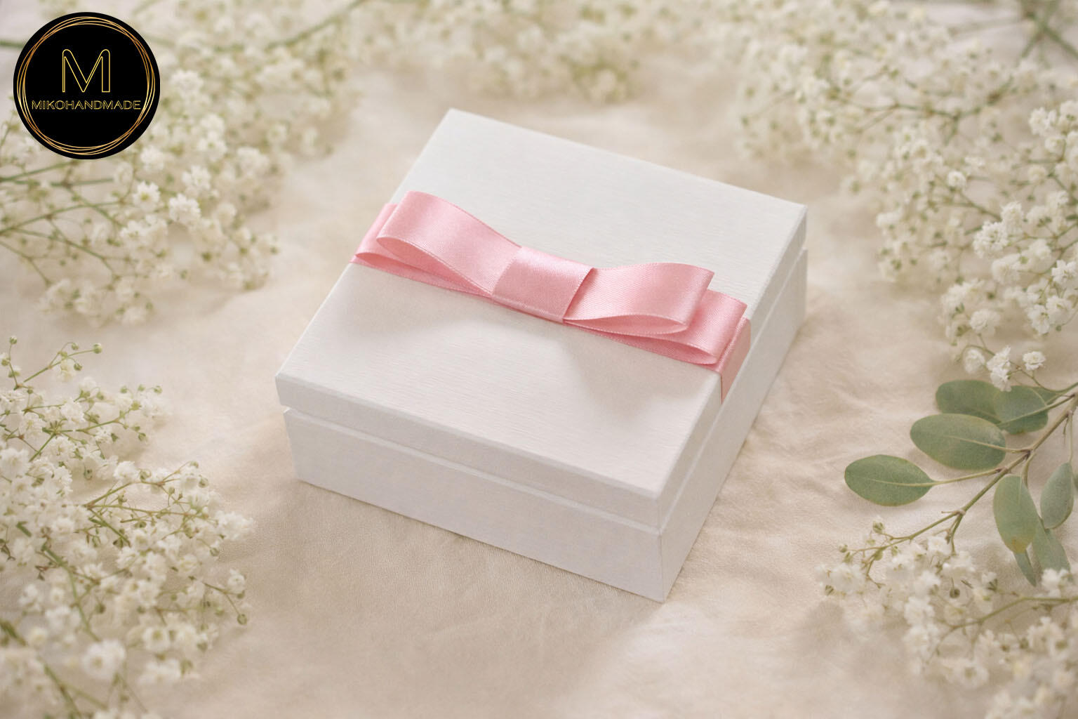 Eleganckie, białe pudełko na obrączki ślubne „Modern Glamour” – personalizowany dodatek na Wasz wyjątkowy dzień