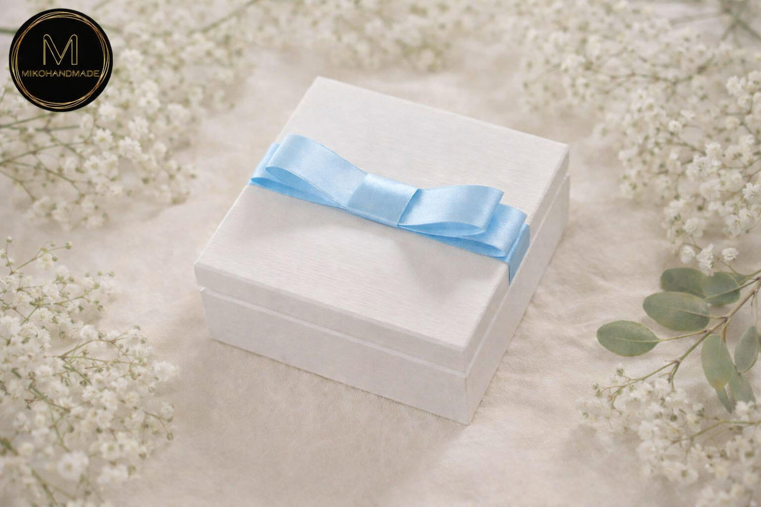 Eleganckie, białe pudełko na obrączki ślubne „Modern Glamour” – personalizowany dodatek na Wasz wyjątkowy dzień (3)