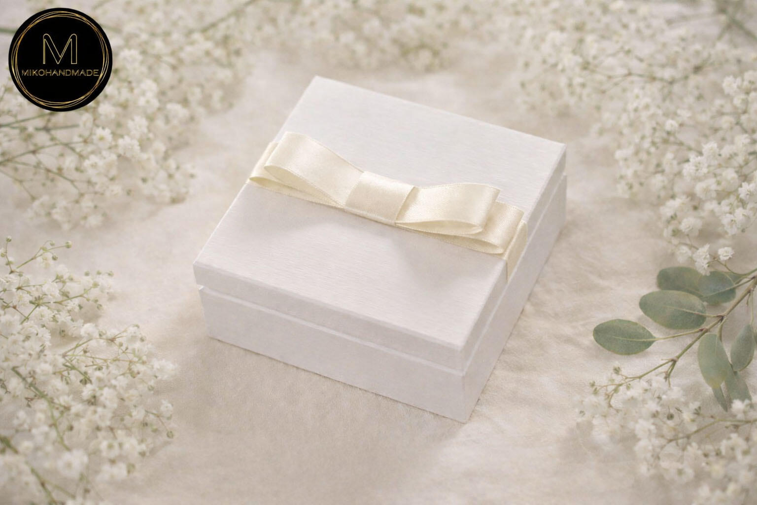 Eleganckie, białe pudełko na obrączki ślubne „Modern Glamour” – personalizowany dodatek na Wasz wyjątkowy dzień (5)