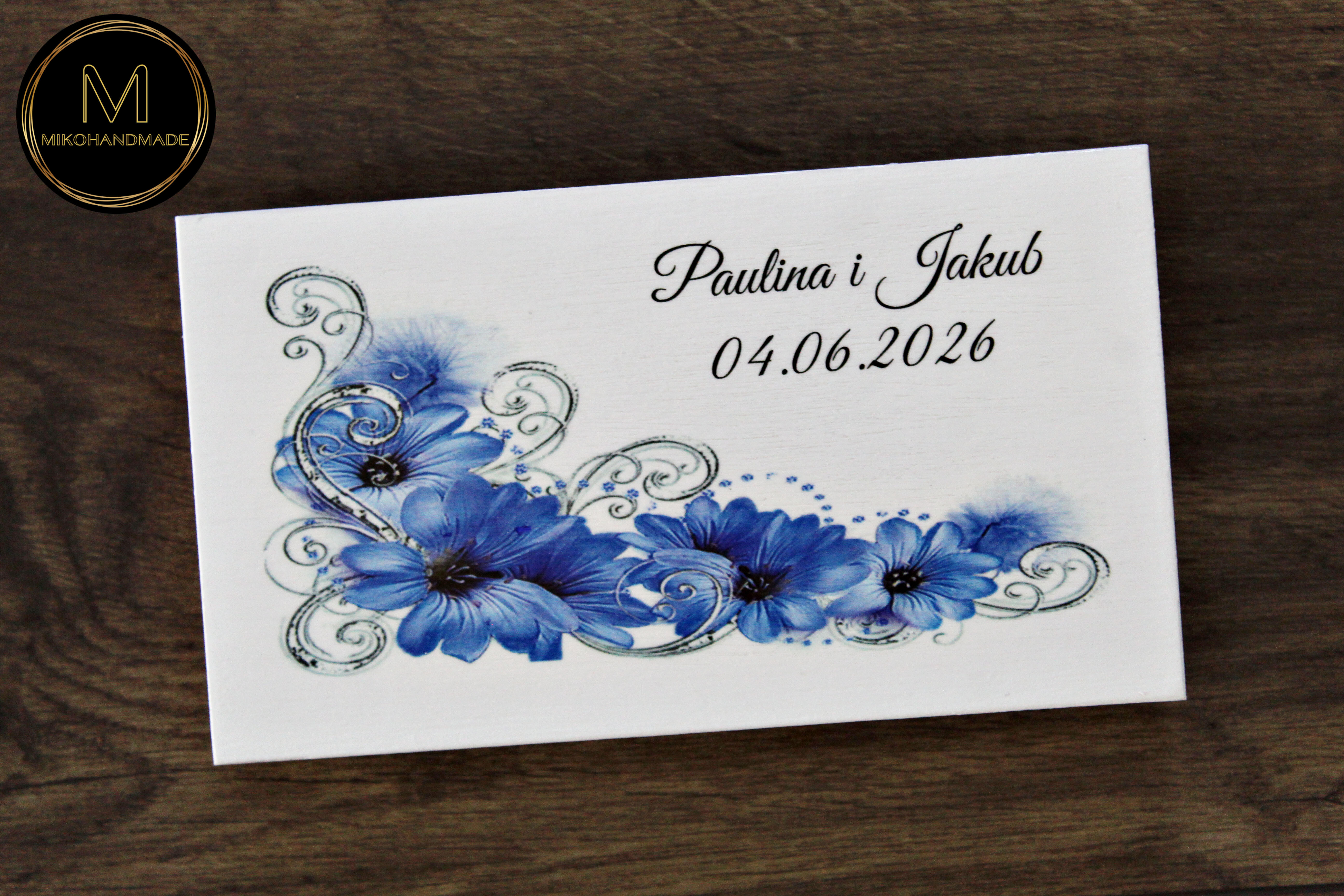 Drewniane pudełko na pieniądze dla Młodej Pary – prezent ślubny zamiast kartki - Niebieskie kwiaty (3)