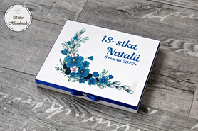 Pudełko z okazji 18-tych urodzin - niebieskie kwiaty