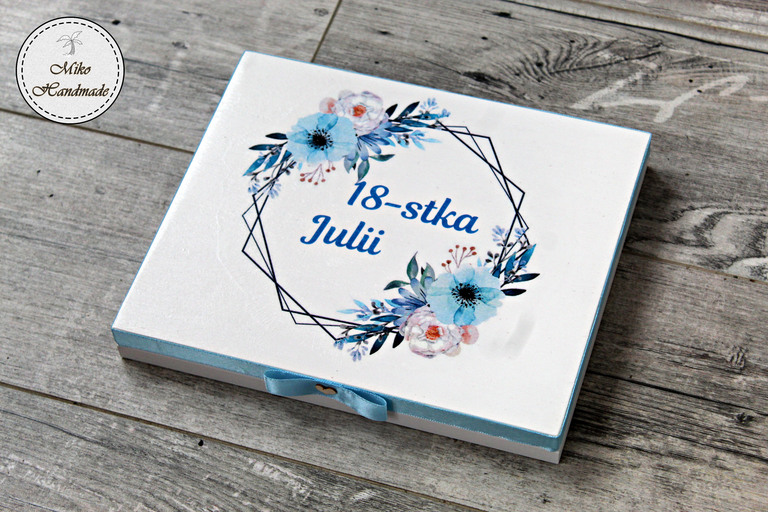 Pudełko z okazji 18-tych urodzin - błękitne kwiaty (geometryczne) (1)