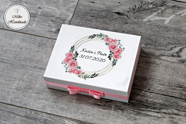 Pudełko na obrączki - rożowe kwiaty - koło (1)