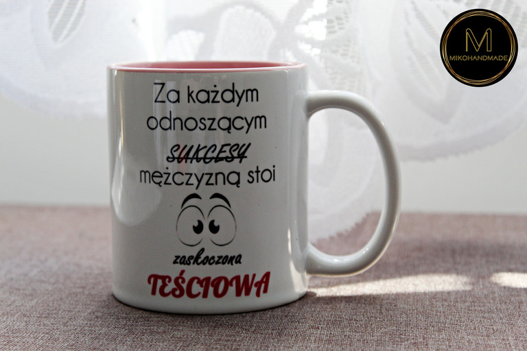 Kubek dla Teściowej - Zaskoczona Teściowa - różowy środek