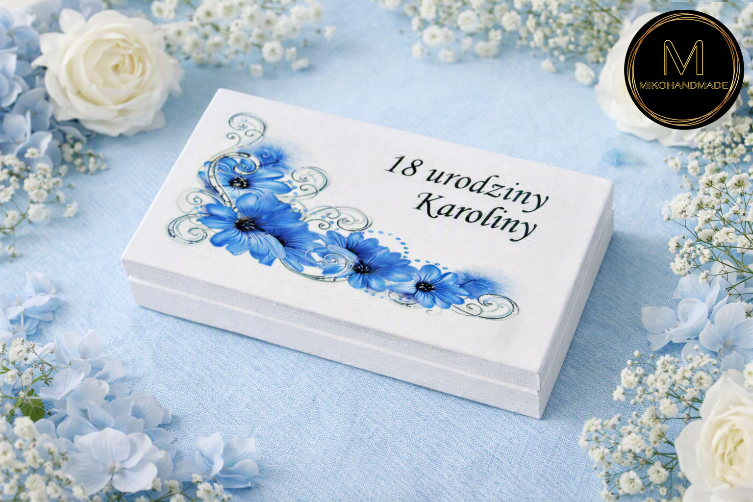 Eleganckie, personalizowane pudełko na pieniądze / bransoletkę / prezent – 18. urodziny - niebieskie kwiaty (1)