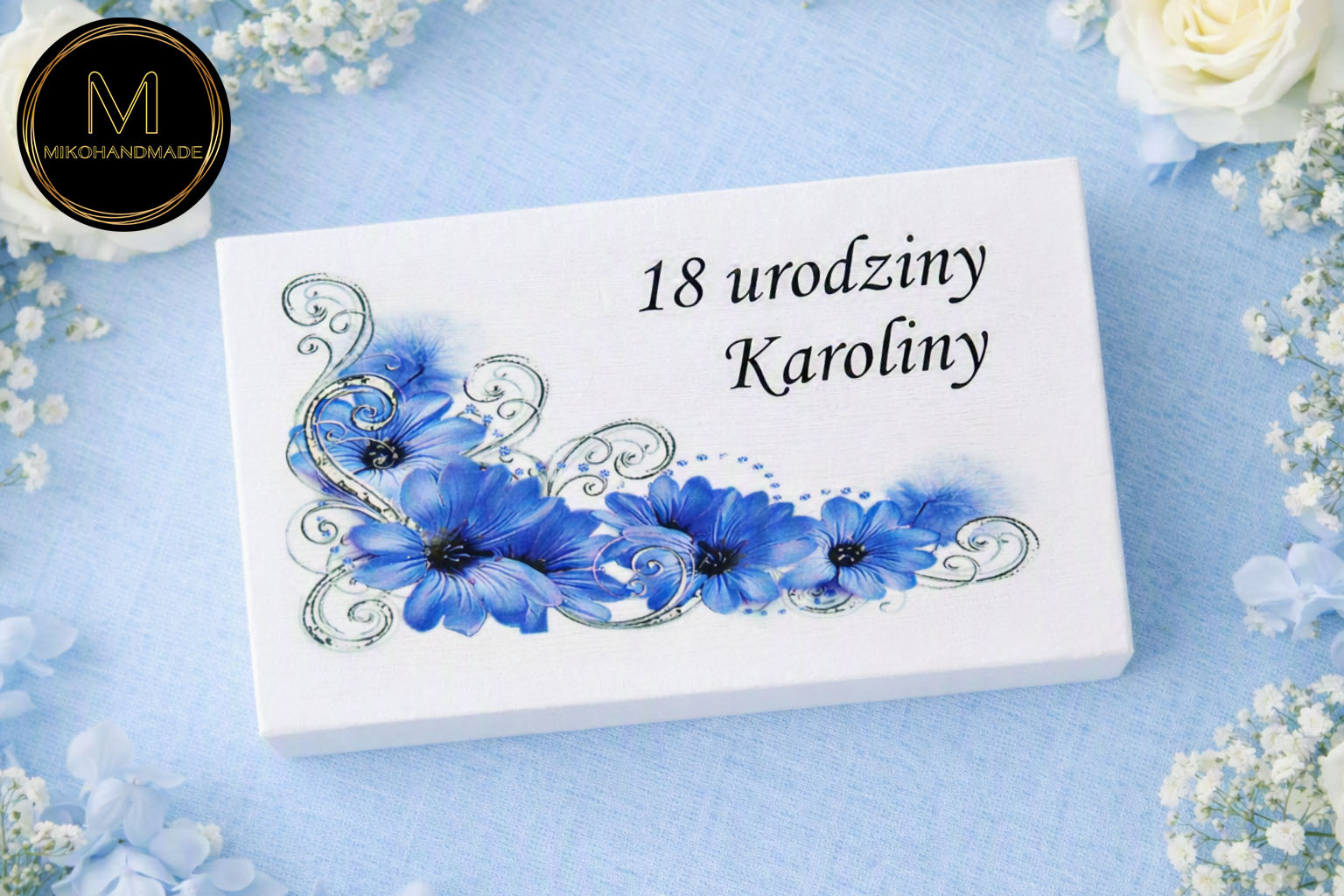 Eleganckie, personalizowane pudełko na pieniądze / bransoletkę / prezent – 18. urodziny - niebieskie kwiaty (3)