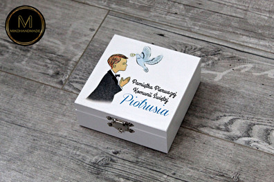 Eleganckie, personalizowane pudełko komunijne na łańcuszek - chłopiec