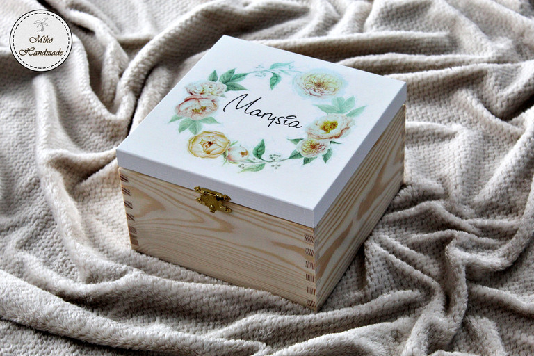 Pudełko z imieniem - beżowe kwiaty