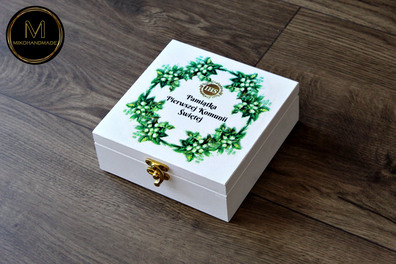 Eleganckie drewniane pudełko na pamiątkę Pierwszej Komunii Świętej – personalizowany prezent zamiast kartki