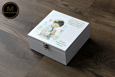 Drewniane Pudełko na Pamiątkę Pierwszej Komunii Świętej – Personalizowany Prezent (Chłopiec) - 20x20
