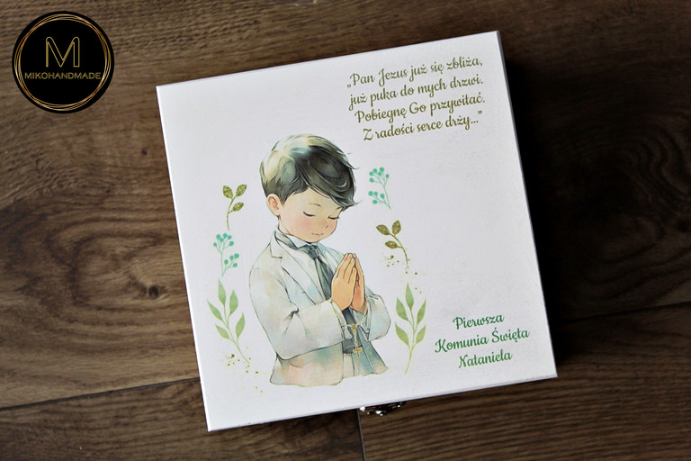 Drewniane Pudełko na Pamiątkę Pierwszej Komunii Świętej – Personalizowany Prezent (Chłopiec) - 20x20 (2)